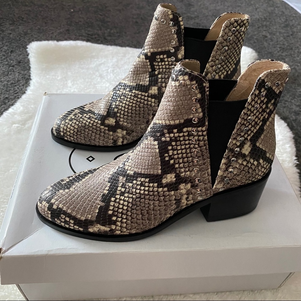 New Steve Madden Snake Leather Chelsea boots